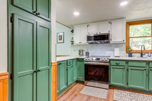 Lakefront Cabin Less Than 3 Mi to Dtwn Eureka Springs! in Eureka Springs, USA