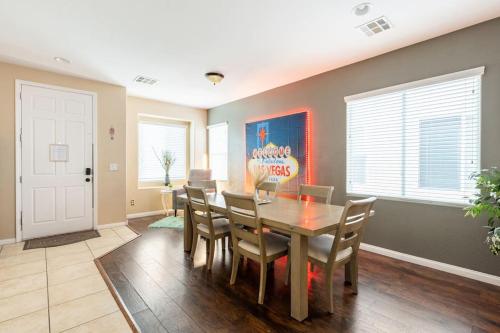 4BR king bed EVCharger, 10min to Strip Raiders Airport!, Las Vegas (photo 3)
