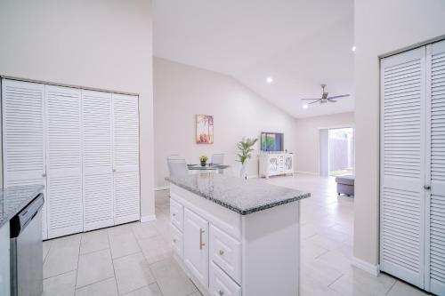 Charm Retreat Modern Haven in Great Location Charm Retreat Modern Haven in Great Location