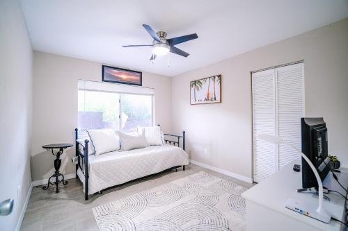 Charm Retreat Modern Haven in Great Location Charm Retreat Modern Haven in Great Location