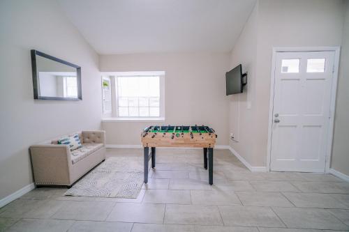 Charm Retreat Modern Haven in Great Location Charm Retreat Modern Haven in Great Location