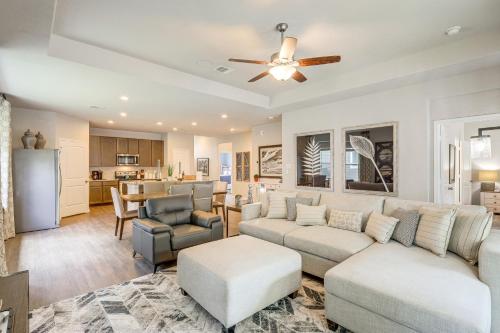 Walk to Brazos County Expo Elegant Home with Grill! in Bryan, USA