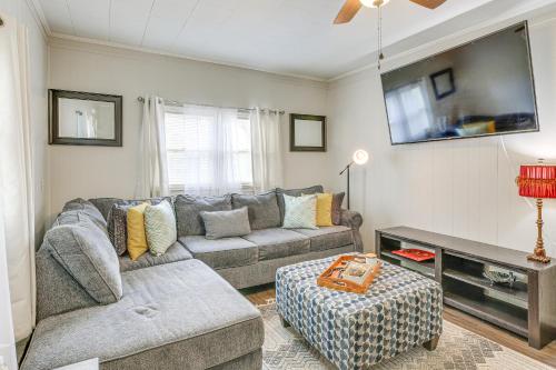 . Backyard & Covered Porch! Cozy Mullins Retreat