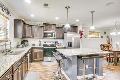 Spacious West Columbia Home with Patio and Grill! in Cayce, Vereinigte Staaten von Amerika