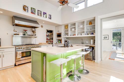 Hamptons Home with Private Pool, 1 Mi to Beach! in Wainscott, USA
