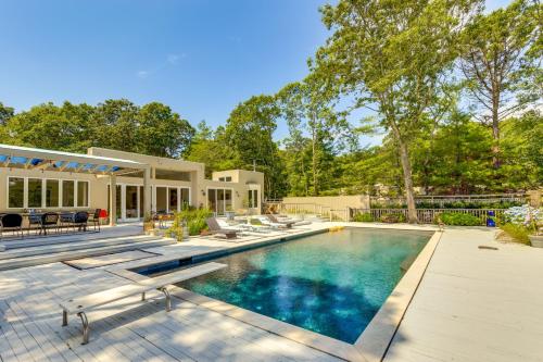 Hamptons Home with Private Pool, 1 Mi to Beach! in Wainscott, USA