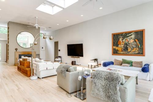 Hamptons Home with Private Pool, 1 Mi to Beach! in Wainscott, USA