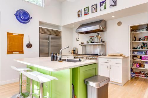 Hamptons Home with Private Pool, 1 Mi to Beach! in Wainscott, USA