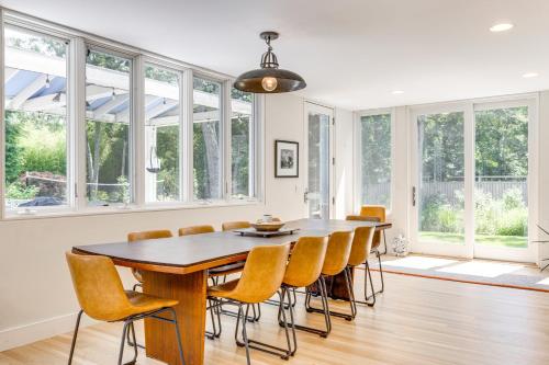 Hamptons Home with Private Pool, 1 Mi to Beach! in Wainscott, USA