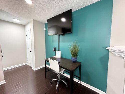 Family King bed Full Kitchen 55in SmartTV Back Yard in Lilburn, USA
