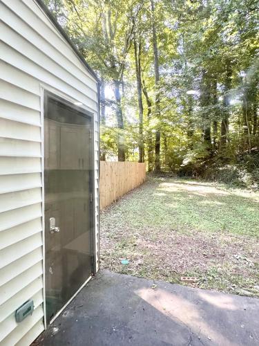 Family King bed Full Kitchen 55in SmartTV Back Yard in Lilburn, USA