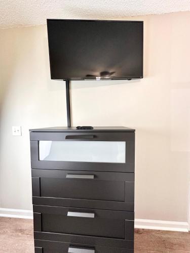 Family King bed Full Kitchen 55in SmartTV Back Yard in Lilburn, USA