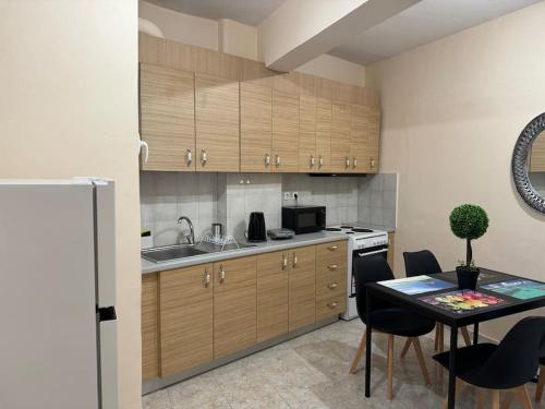 Happy Flat Next to the Metro - main image