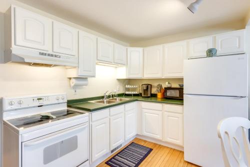 Cozy Delafield Apartment - Walk to Lake! in Delafield, USA