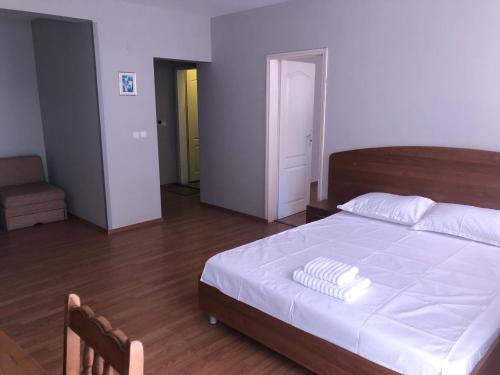 2 bedrooms, 5 beds