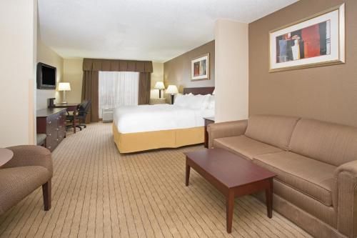 Holiday Inn Express Hotel & Suites Minot South By IHG