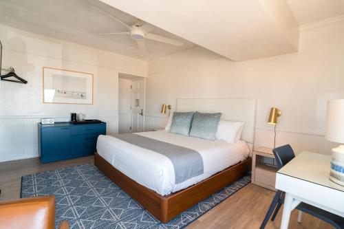 Newport Beach Hotel - image 2