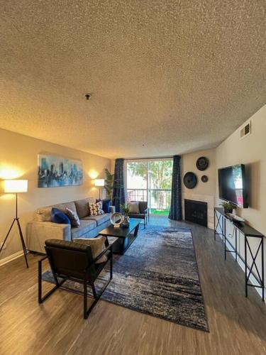 Exceptional 2 BR in Heart of Hollywood 201, Los Angeles