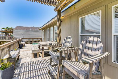 Pet-Friendly Galveston Home - Walk to Beaches! in Galveston, USA