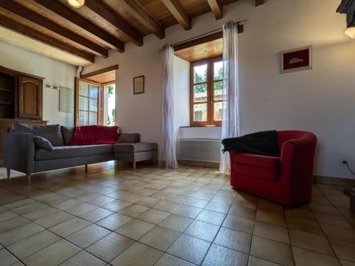 Gîte en pierres avec cour et 3 chambres, au cœur d'un village proche de Langeac - FR-1-582-233 (Gite en pierres avec cour et 3 chambres, au cœur d'un village proche de Langeac - FR-1-582-233) in ลาญอล