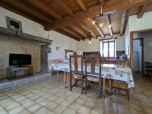 Gîte en pierres avec cour et 3 chambres, au cœur d'un village proche de Langeac - FR-1-582-233 (Gite en pierres avec cour et 3 chambres, au cœur d'un village proche de Langeac - FR-1-582-233) in ลาญอล