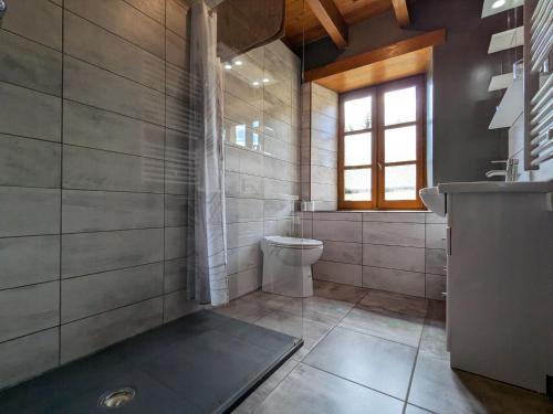 Gîte en pierres avec cour et 3 chambres, au cœur d'un village proche de Langeac - FR-1-582-233 (Gite en pierres avec cour et 3 chambres, au cœur d'un village proche de Langeac - FR-1-582-233) in ลาญอล