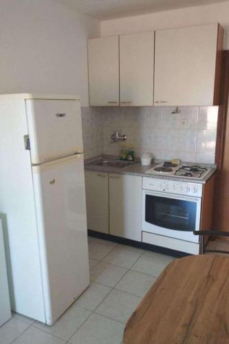 One-Bedroom Apartment with Terrace and Sea View image 4