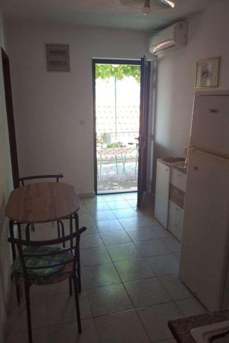 One-Bedroom Apartment with Terrace and Sea View image 3