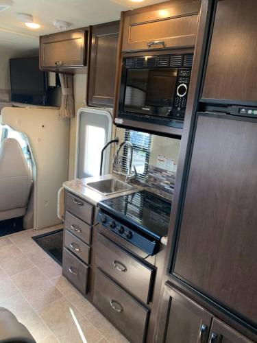 AJ-XL RV Rental in Reseda, USA