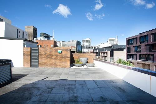 Stylish Studio with Balcony near Darling Square - image 11