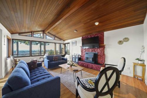 Five Bedroom Oasis with View of Abbotsford Valley in Abbotsford, Canada