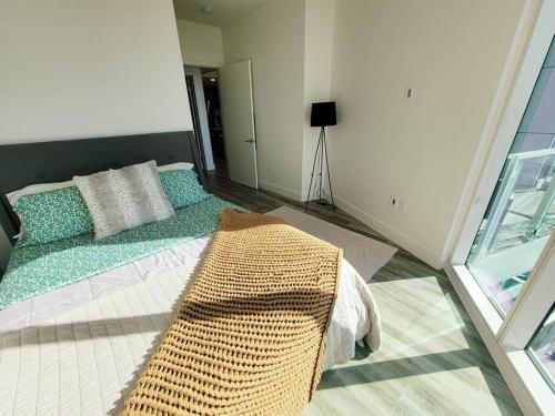 Bayview Lux One-bedroom Apartment 1min to Petco Park Convention Center Gaslamp Pool, Hot Tub in San Diego, USA