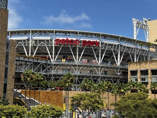 Bayview Lux One-bedroom Apartment 1min to Petco Park Convention Center Gaslamp Pool, Hot Tub in San Diego, USA
