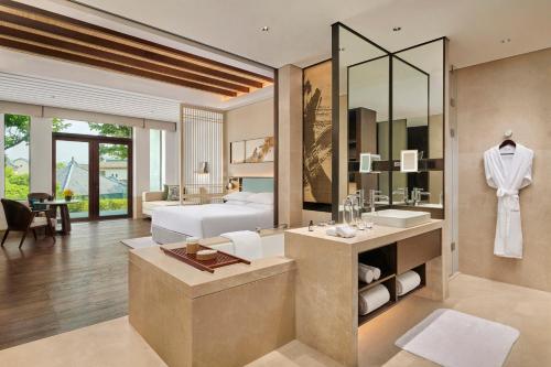 Park Hyatt Ningbo Resort and Spa Room Type - 1 KING BED, GARDEN VIEW, COURTYARD, DELUXE