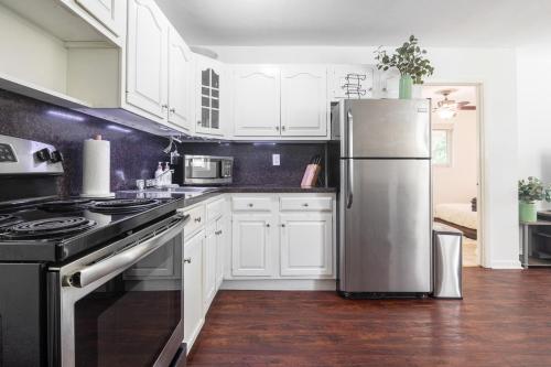 Comfort and Urban 1 bed with parking 5 min to beach in Hollywood, USA