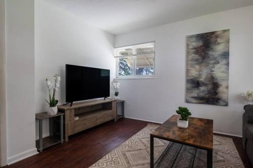 Comfort and Urban 1 bed with parking 5 min to beach in Hollywood, USA