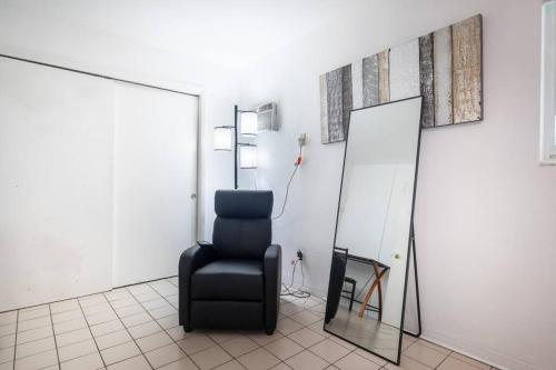 Comfort and Urban 1 bed with parking 5 min to beach in Hollywood, USA