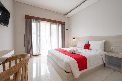 RedDoorz Plus at Yasa's Living Denpasar - Mertasari Beach