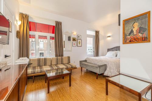 Hotel le Coach Room Type - Deluxe Double Room with Balcony