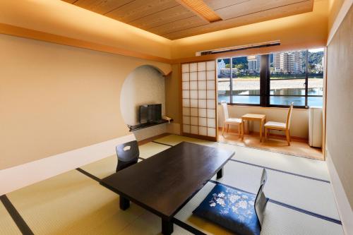 room detail thumbnail 1