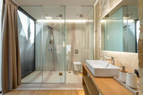 Junior Suite with Balcony image 4