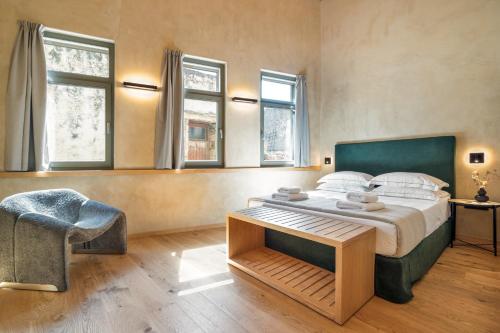 Deluxe Suite room in Poem Suites