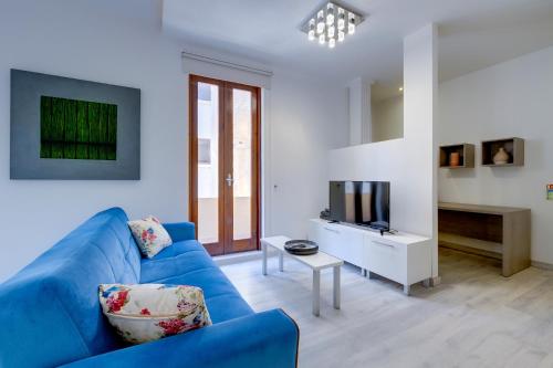 Stylish 2BR Apart Steps Away from the Beach - image 2