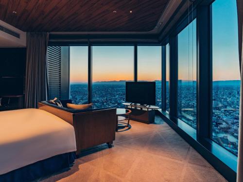 Deluxe Corner King Room with Club Lounge Access