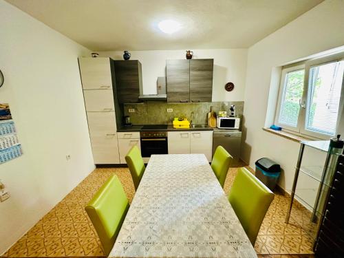 3 bedrooms, 5 beds
