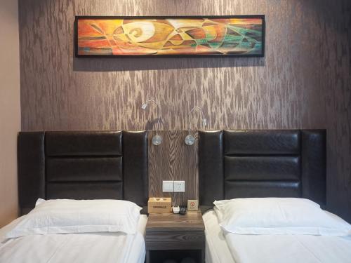 Deluxe Twin Room image 9