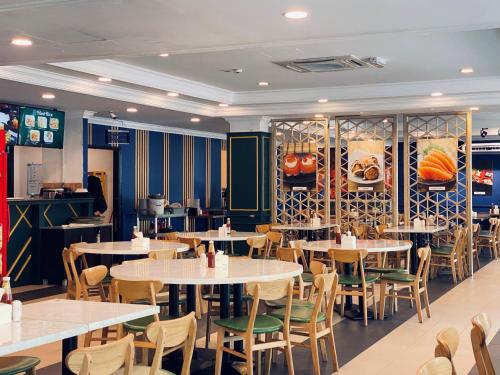 Restaurant, Grand Topaz Hotel in Jerudong