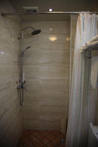 Deluxe Twin Room image 10