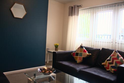 The Sawmills, Carlisle - Spacious 4 Bedroom Family House - Free WiFi - & Parking - Walk to Carlisle Castle, Carlisle