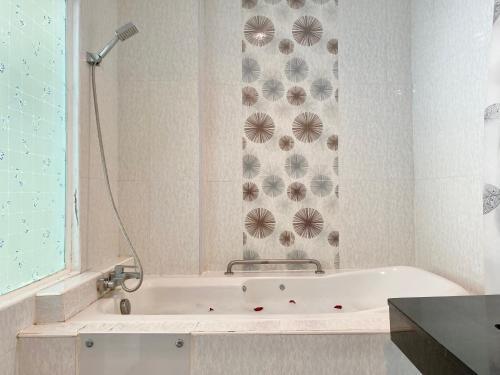 ฝักบัว, ป่าตอง แพลทินัม (Patong Platinum) in ภูเก็ต